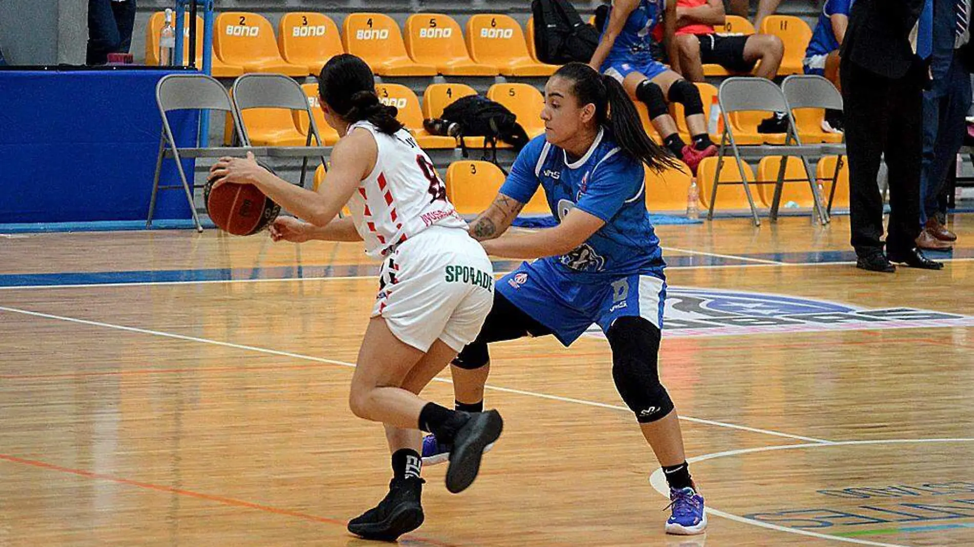 Mujeres basquetbolistas en la duela